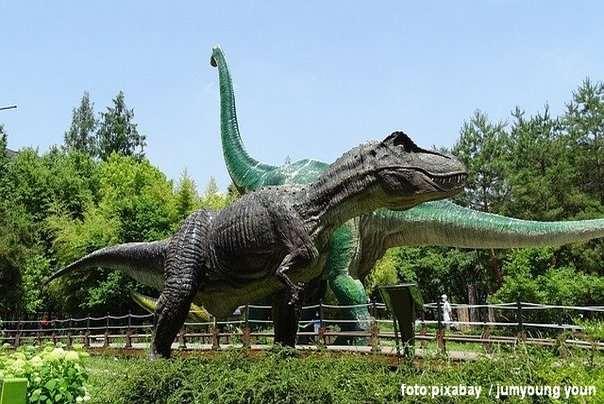 Ilustracija: dinosaurs skulpture