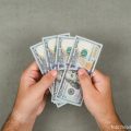 dolari u rukama