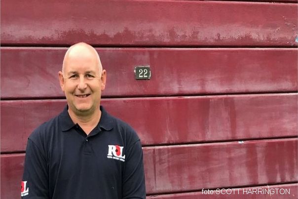 Skot Harington i garažna vrata iz serije mućke