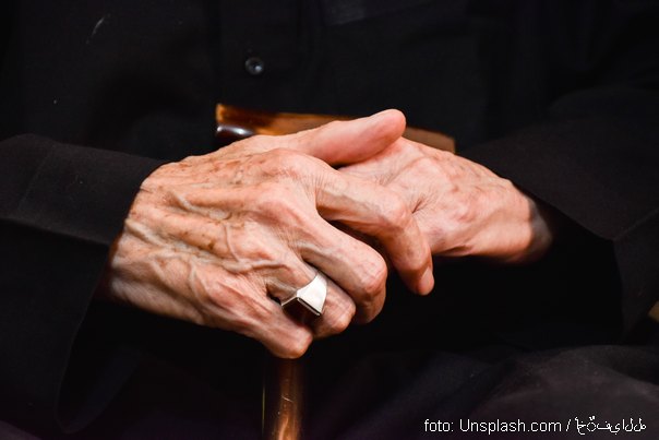 stara osoba stare ruke