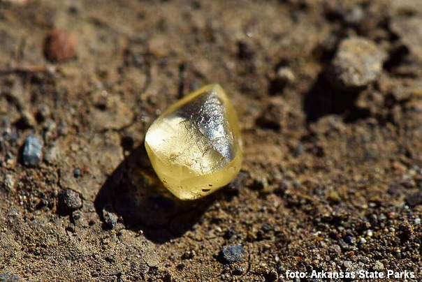 iskopani žuti dijamant