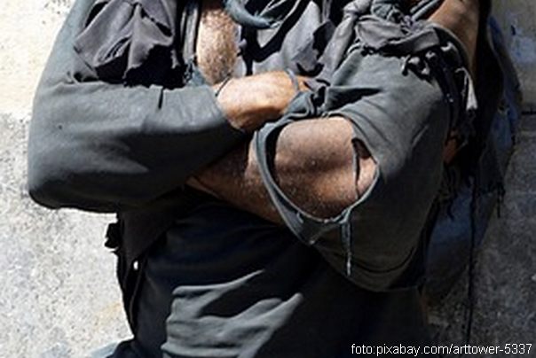 Ilustracija: pocepana majica