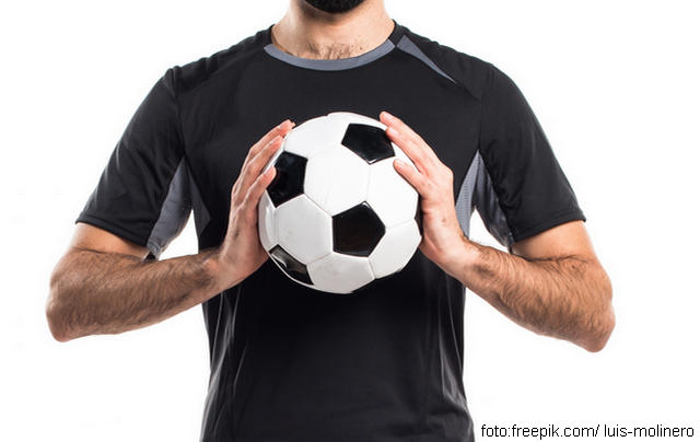 Fudbalski dres i lopta