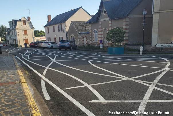 raskrsnica sa belim linijama