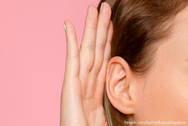 žensko uho sluh