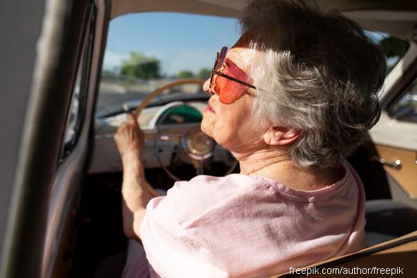 stara žena vozi