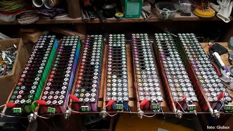 Osam godina napaja kuću sa baterijama iz laptopova!