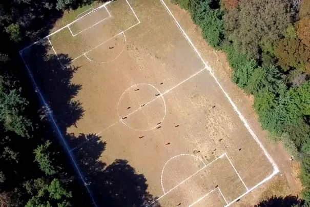 Neobično fudbalsko igralište unutar ugašenog vulkana